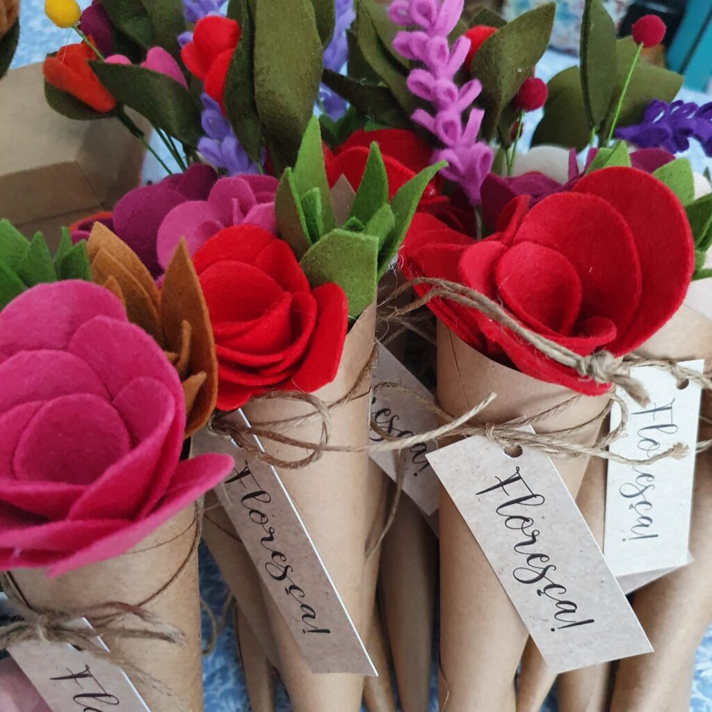 cone de flor em feltro